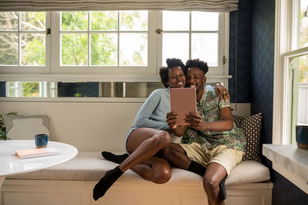 زوجان يبدوان مرتاحين وسعيدين في أجواء منزلية دافئة، مناسب لموضوع القرب العاطفي والتجديد داخل الحياة الزوجية