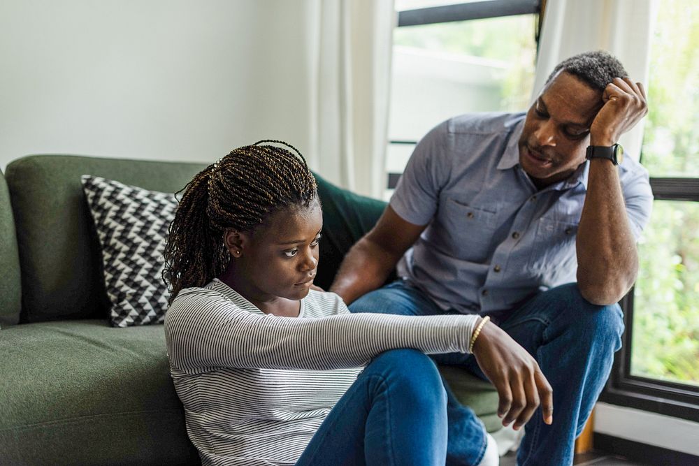 زوجان يتحدثان بهدوء داخل المنزل، مناسب لموضوع التفاهم الأسري ووضع الحدود مع أهل الزوج