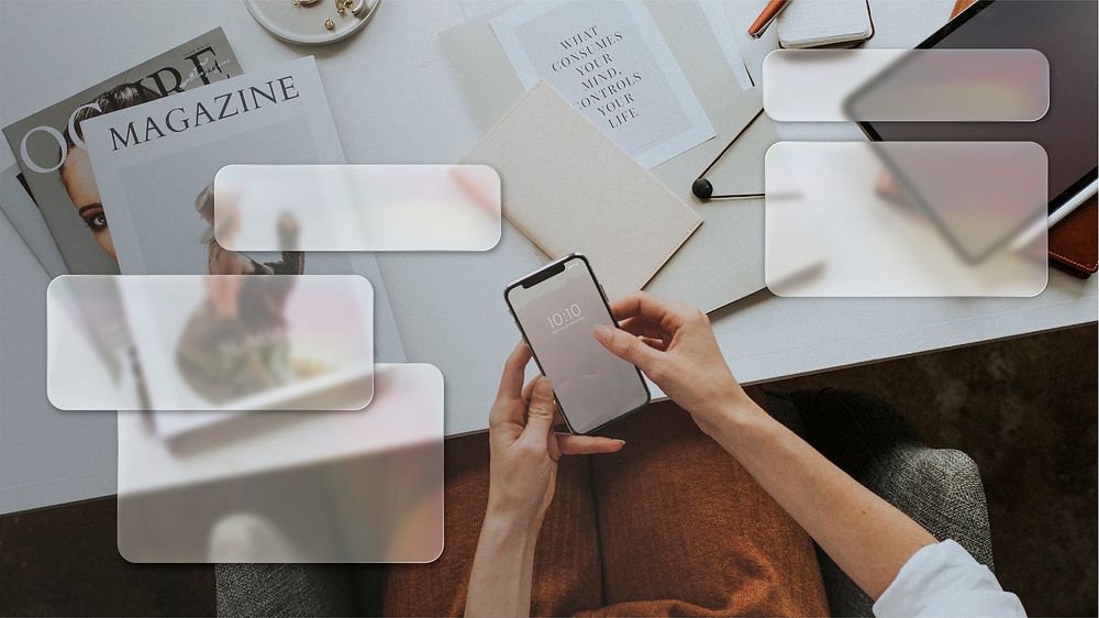 مساحة عمل رقمية فيها حاسوب وهاتف وعناصر تقنية حديثة، مناسبة لموضوع البريد الإلكتروني وخدمات الإنترنت